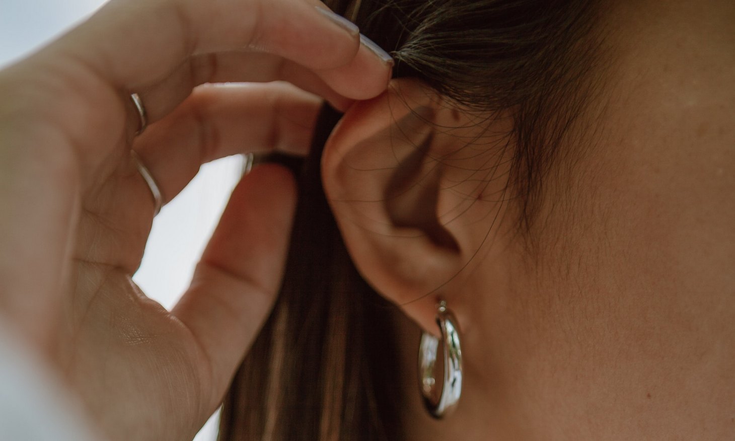 can i wear earrings in passport photo