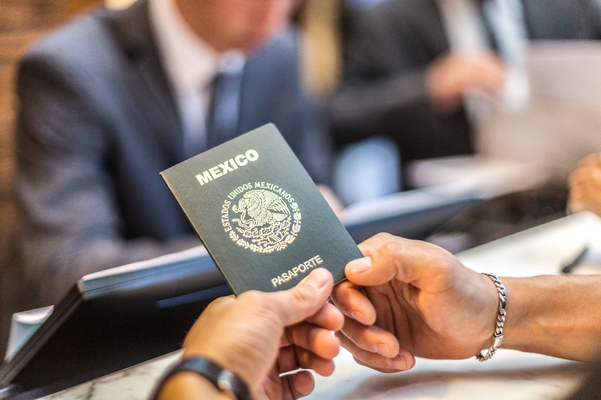 can you fly with a mexican passport in the us