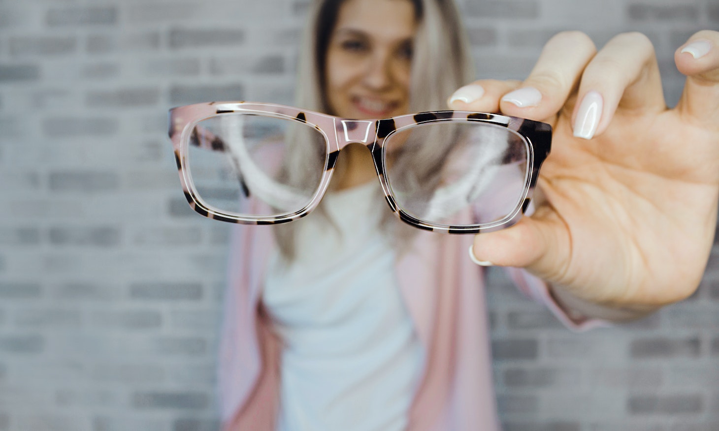 can you wear glasses for passport photo