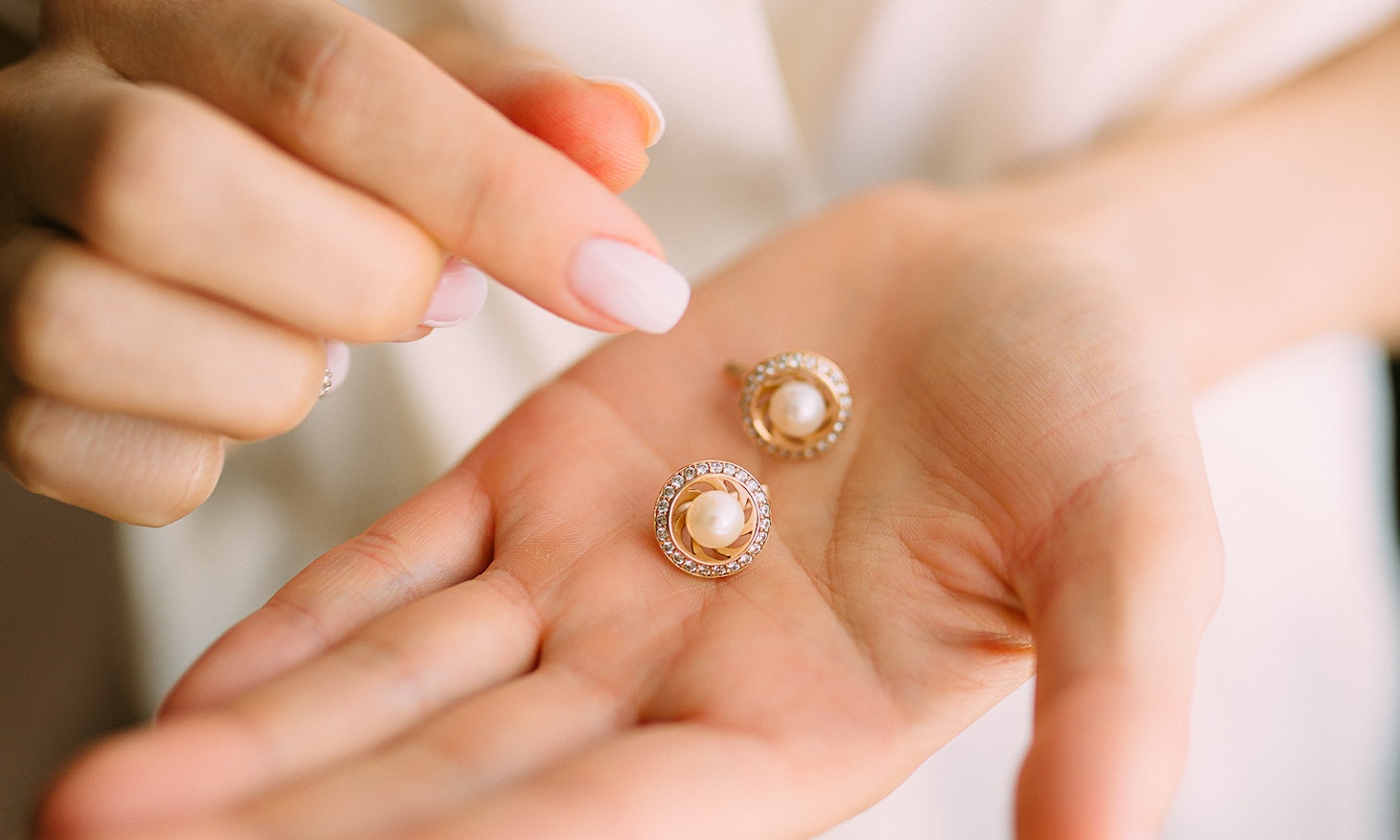 can you wear jewelry in a passport photo